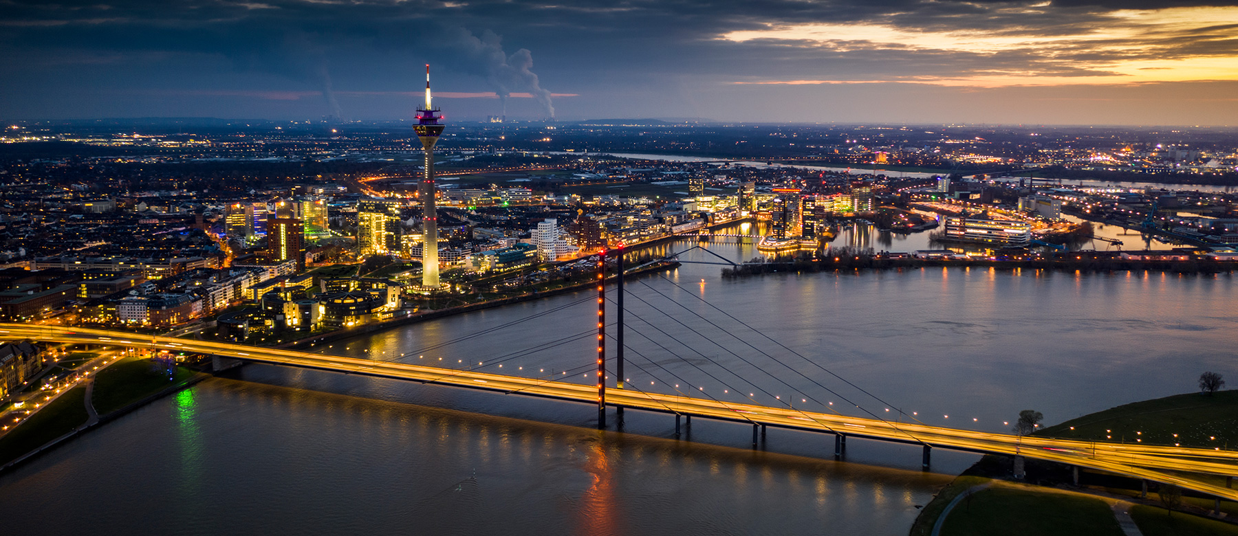 Düsseldorf Skyline mit Rheinkniebrücke bei Abenddämmerung