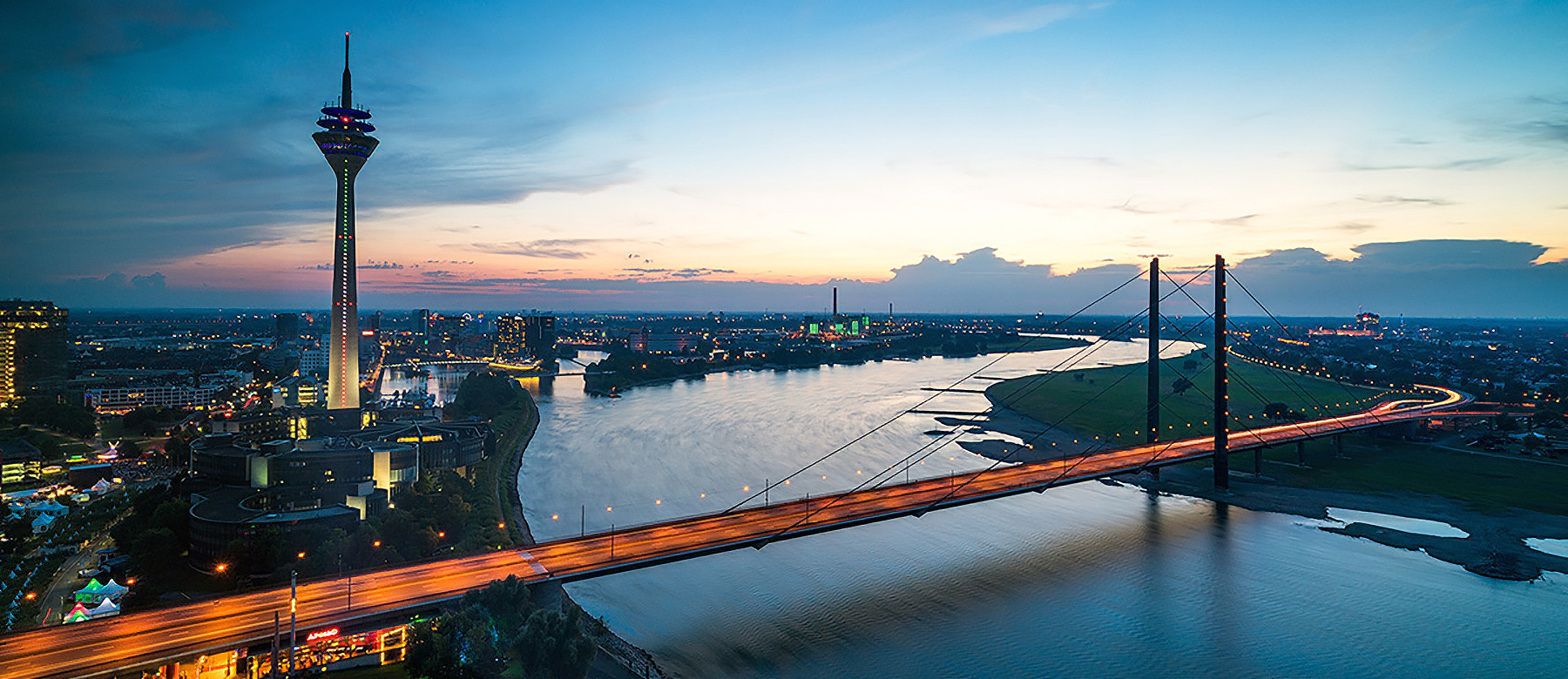 Rheinturm und Rheinkniebrücke Düsseldorf